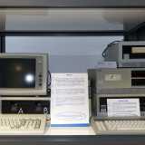 Ci sono poi i pc dell�IBM, i cui processori e software potevano essere utilizzati anche su altri computer (nella  foto a sinistra). Come l�M24 Olivetti (nella foto a destra): l�azienda italiana nel 1984 lanci� il primo pc �compatibile� al cento per cento nella storia dell�informatica